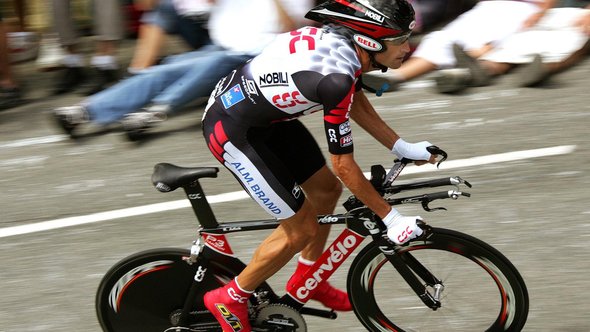 国际滑冰联合会推动青少年冰雪运动普及，国际滑冰比赛